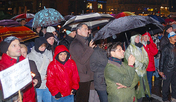 demo kinder gehören nicht ins gefängnis - daniel weber (creative commons) demo kinder gehören nicht ins gefängnis - daniel weber (creative commons)