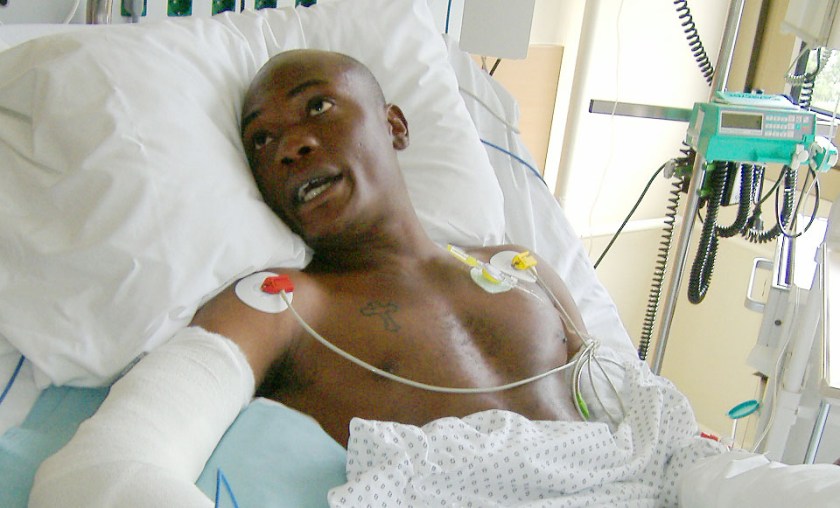 vincent ifeanyi nach dem sprung aus brennendem asylheim in klagenfurt 2008 vincent ifeanyi nach dem sprung aus brennendem asylheim in klagenfurt 2008