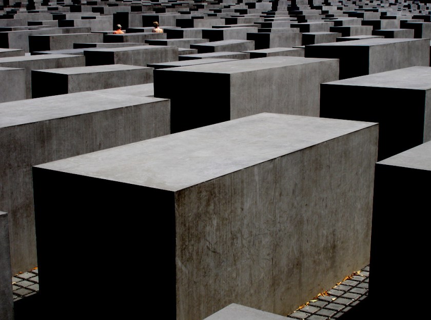 berlin holocaust memorial (foto: tochis creative commons flickr) berlin holocaust memorial (foto: tochis creative commons flickr)
