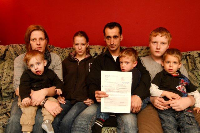 7köpfige familie wird von behörden verhöhnt (Foto: Neumayr/MMV) 7köpfige familie wird von behörden verhöhnt (Foto: Neumayr/MMV)