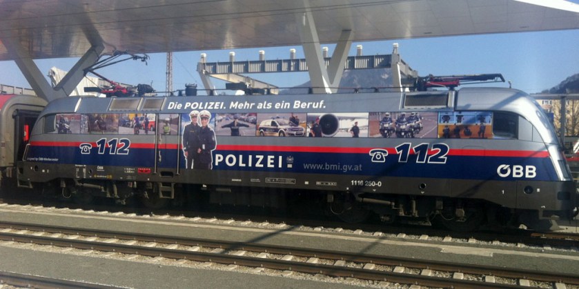 polizei fährt bahn - foto: bernhard jenny
