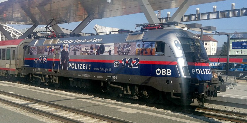 polizei fährt bahn - foto: bernhard jenny