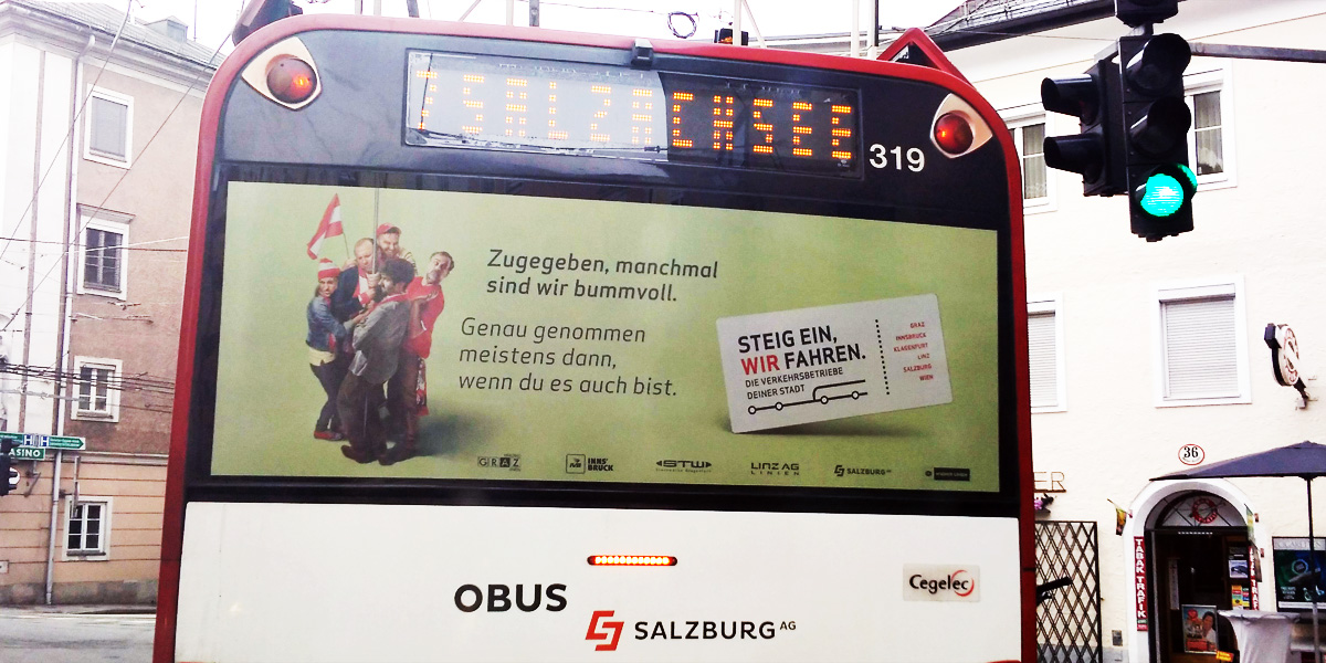 besoffene männer grölen. „steig ein, wir&nbsp;fahren.“