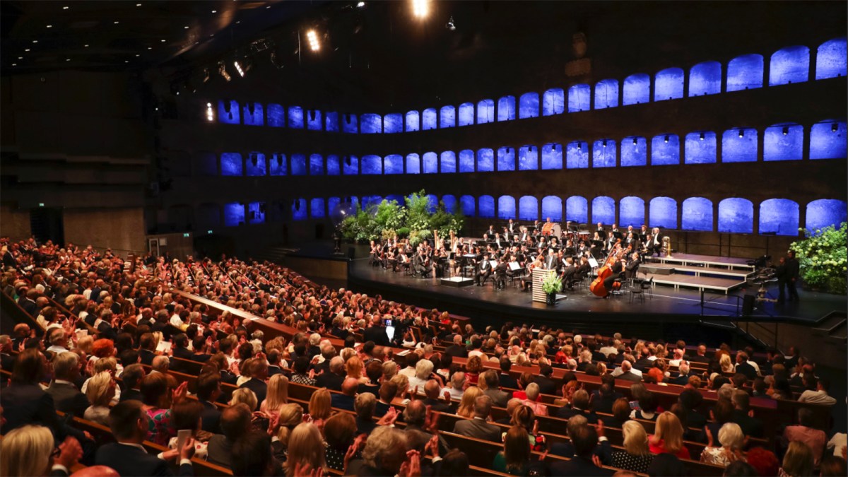 wieviele verlassen die felsenreitschule beim auftritt&nbsp;haslauers?