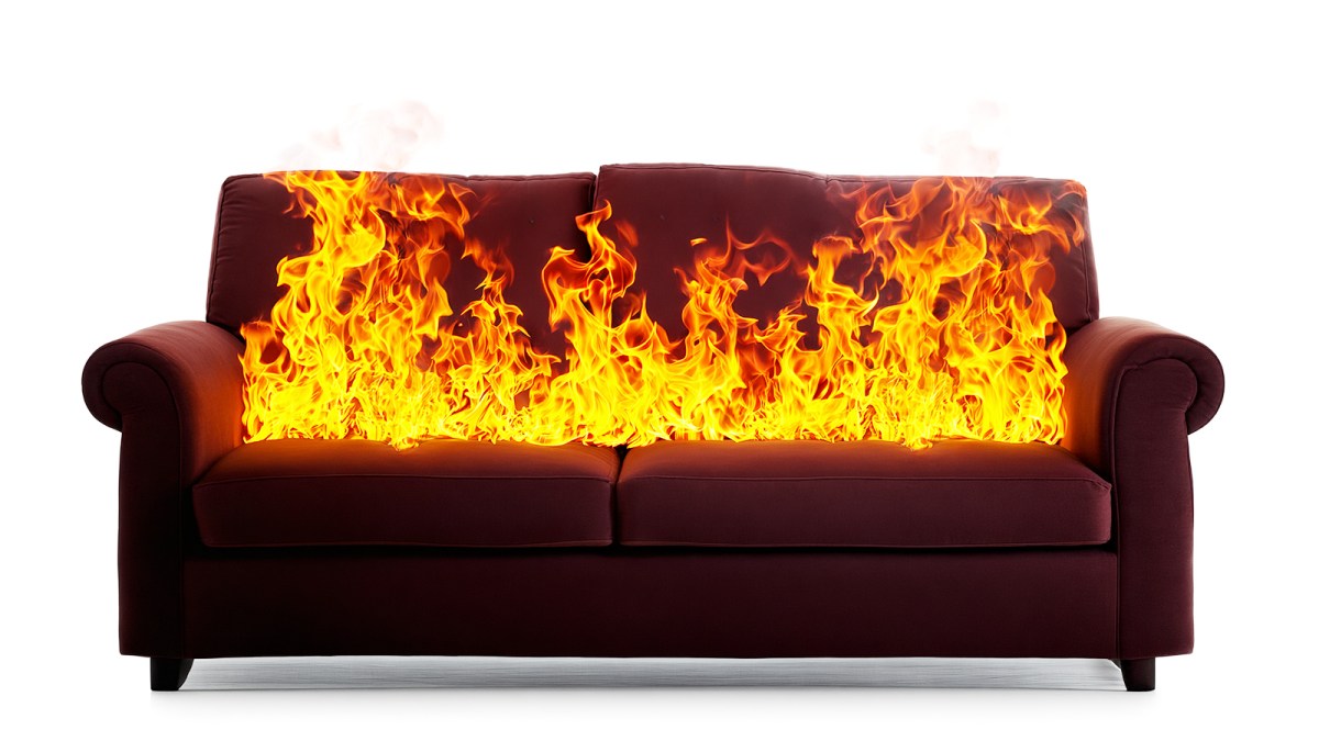 das sofa könnte bald brennen. und wir mit&nbsp;ihm.